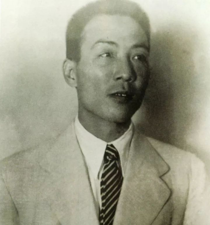 1928年,冯雪峰离开义乌到上海时的留影