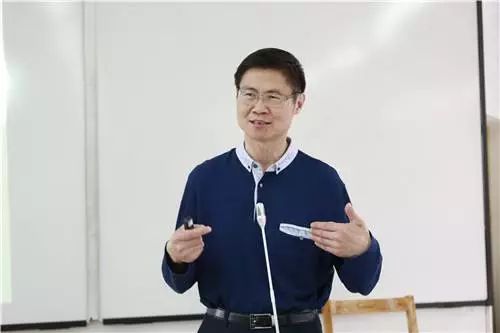 新闻与社会 主讲人: 李彬 清华大学教授,博导 时 间