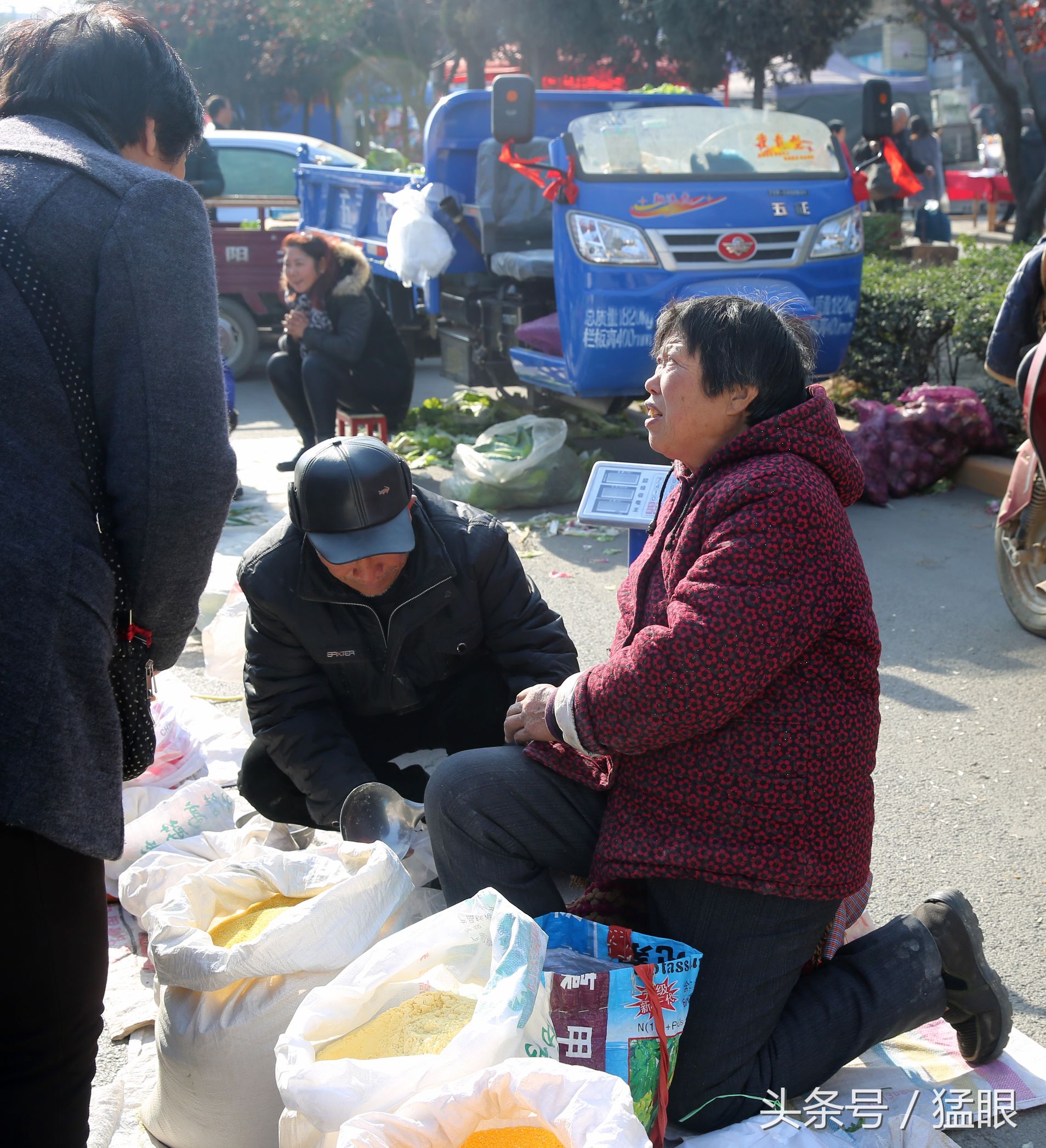 冬天街头摆地摊赚辛苦钱,三个老人盼一个顾客,半天没