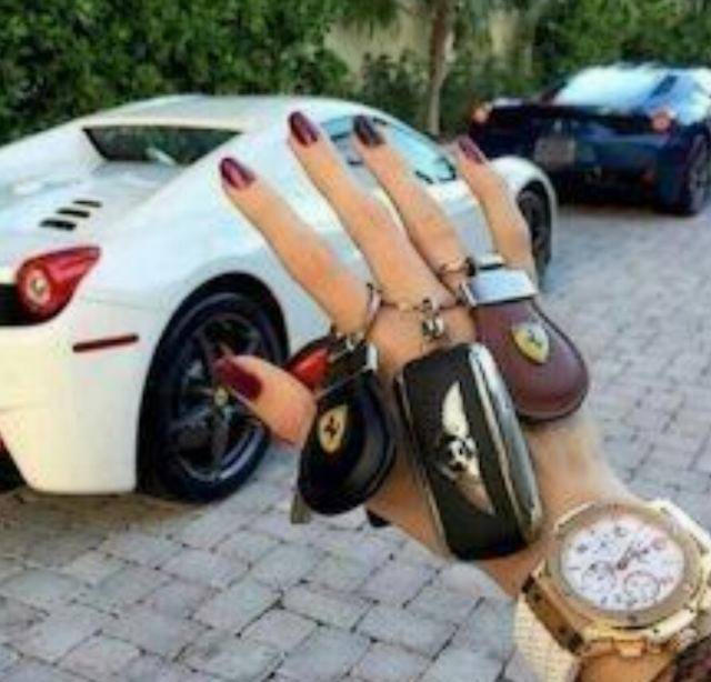 富人区女孩也会日常炫富,豪车无数.