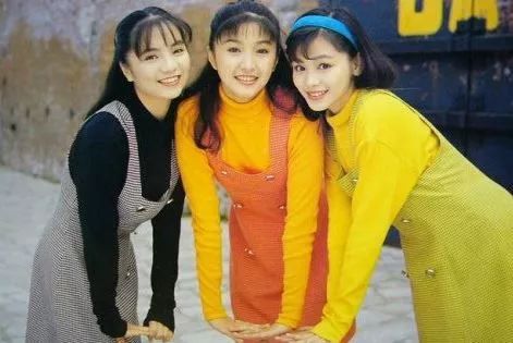 当时《青春大》的节目组有个女子组合叫小猫队,分别是曹琳,吴佩瑜