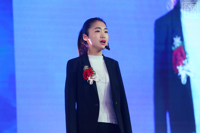 中国梦想秀冠军被称为"东方维纳斯"的杨佩现场分享人生经历,她认为