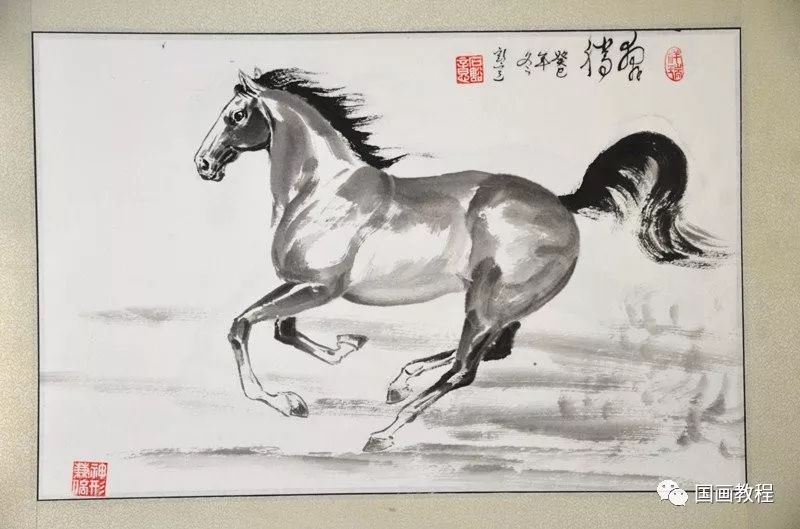 画马的步骤:先用木炭条画大形. 调整画面,落款加印,完成.