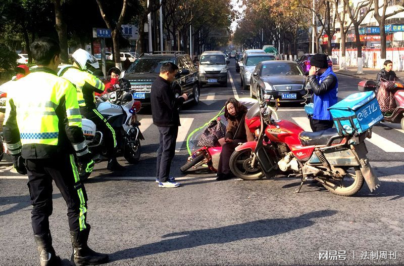 常德:外卖哥闯红灯肇事 交警铁骑快速处置