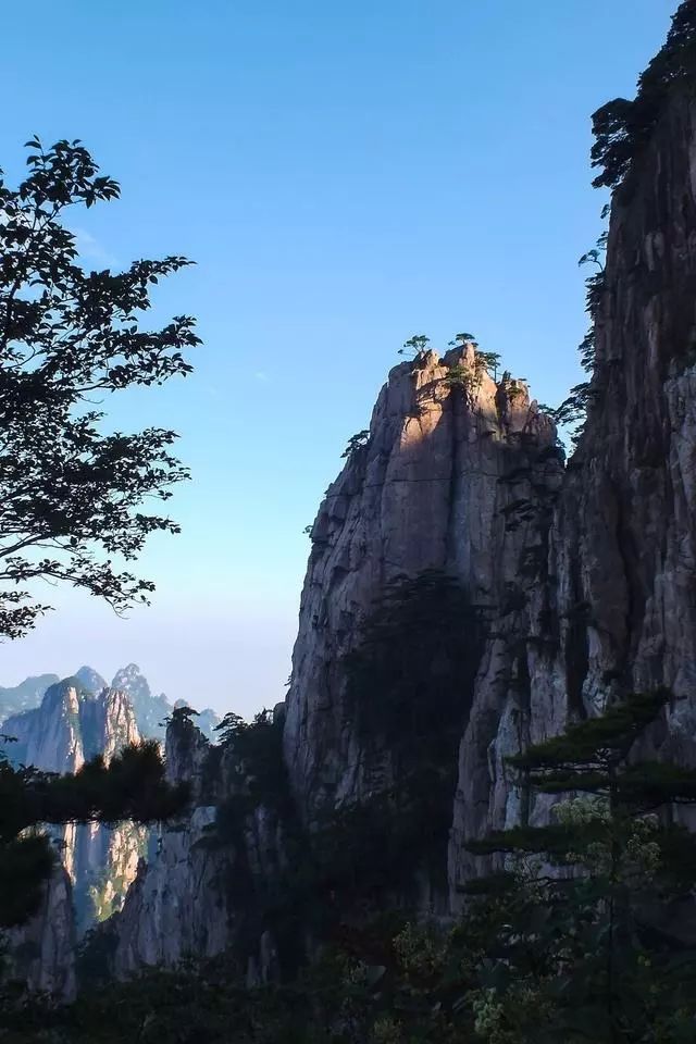 黄山自古以来就是中国数一数二的名山,自古就有"五岳归来不看山,黄山