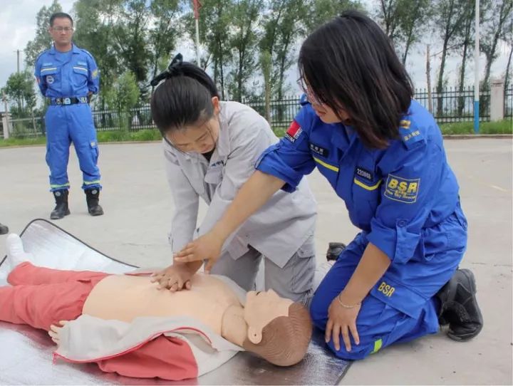 3,对于接受过胸外按压和通气(人工呼吸)cpr训练的救援人员,对院外