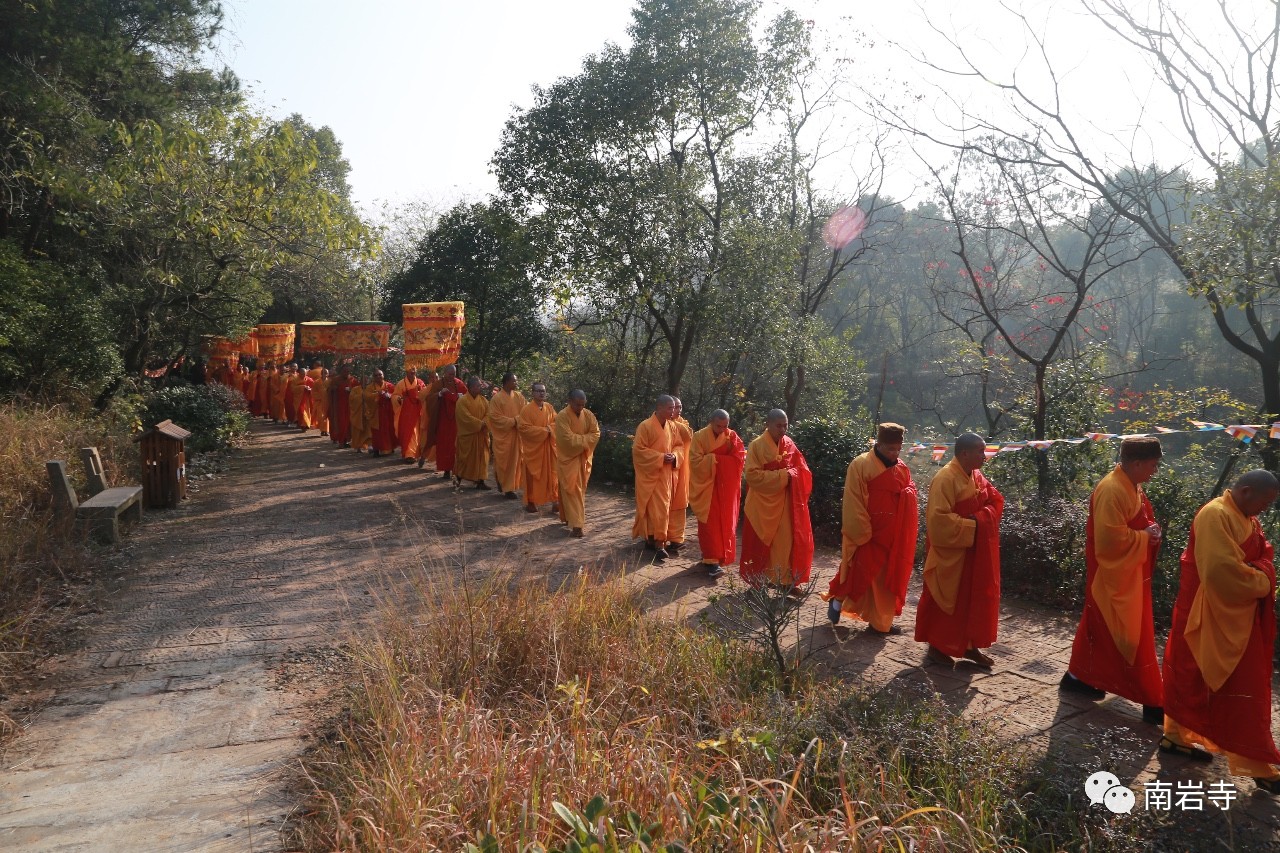 弋阳南岩寺水陆法会第1天,诵经礼忏,现场人山人海!