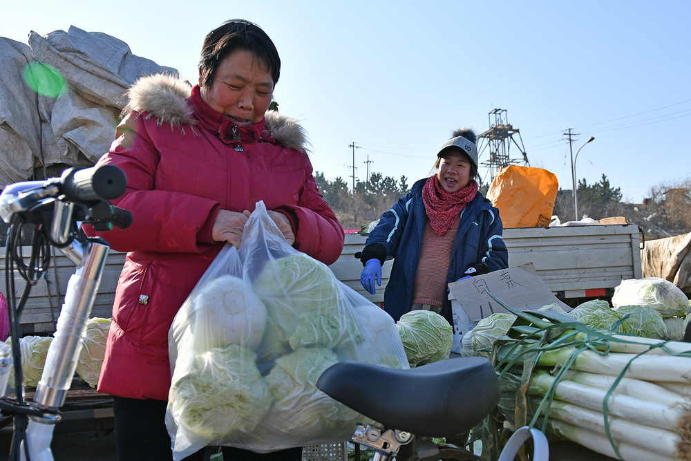 连降大雪菜价不涨反跌,农村大集大白菜每斤4毛仍卖不动,为啥?