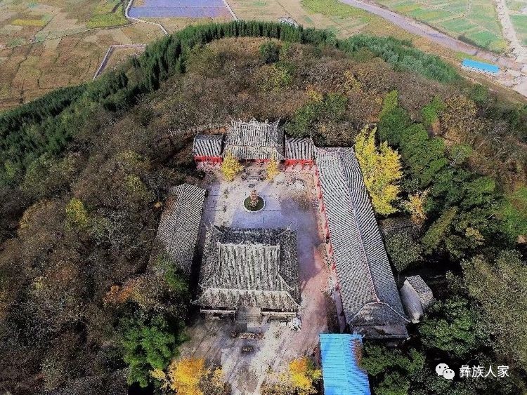 文化 正文 天皇寺建在活龙山的山顶上,远处看象一龙头,越西大河的山脚