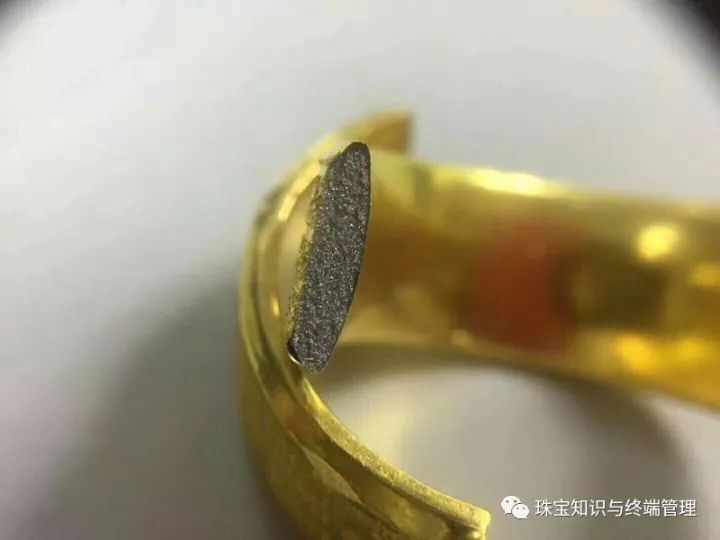 黄金掺铱黄金掺钌有一小段磁铁能吸的"黄金"金包银黄金手镯内掺铁丝后