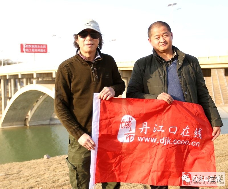 湖北日报张欧亚老师在采访现场与湖北日报张欧亚老师和