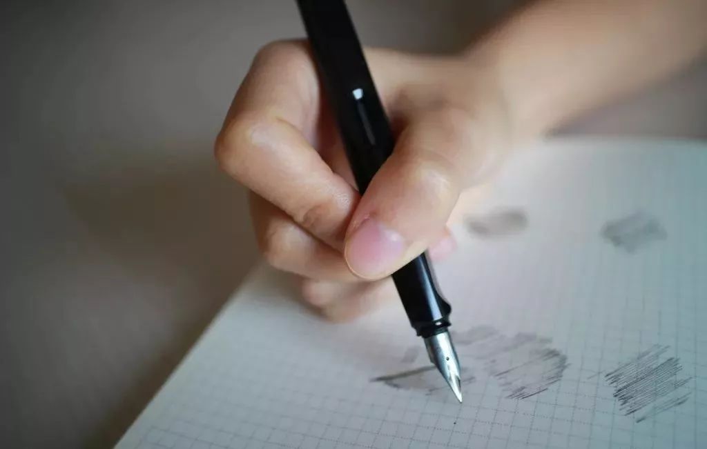 钢笔纸猜成语是什么成语_看图猜成语钢笔在一张纸上面成语答案(2)