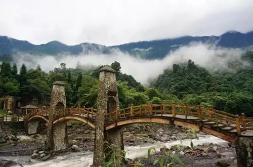 黑竹沟温泉位于乐山市峨边彝族自治县境内,温泉是经过冰川融水,渗到