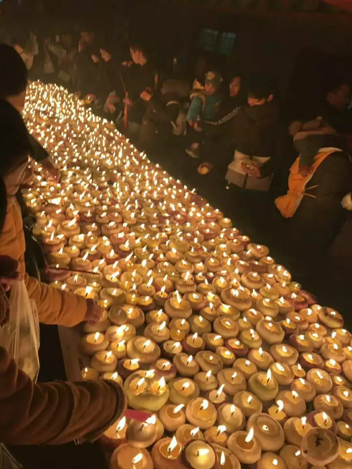 12月12日拉萨酥油灯通明