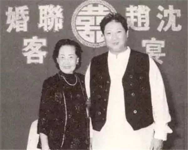 投资影业,执导过不少早期的武打片;祖母钱似莺是1920年代的上海影星