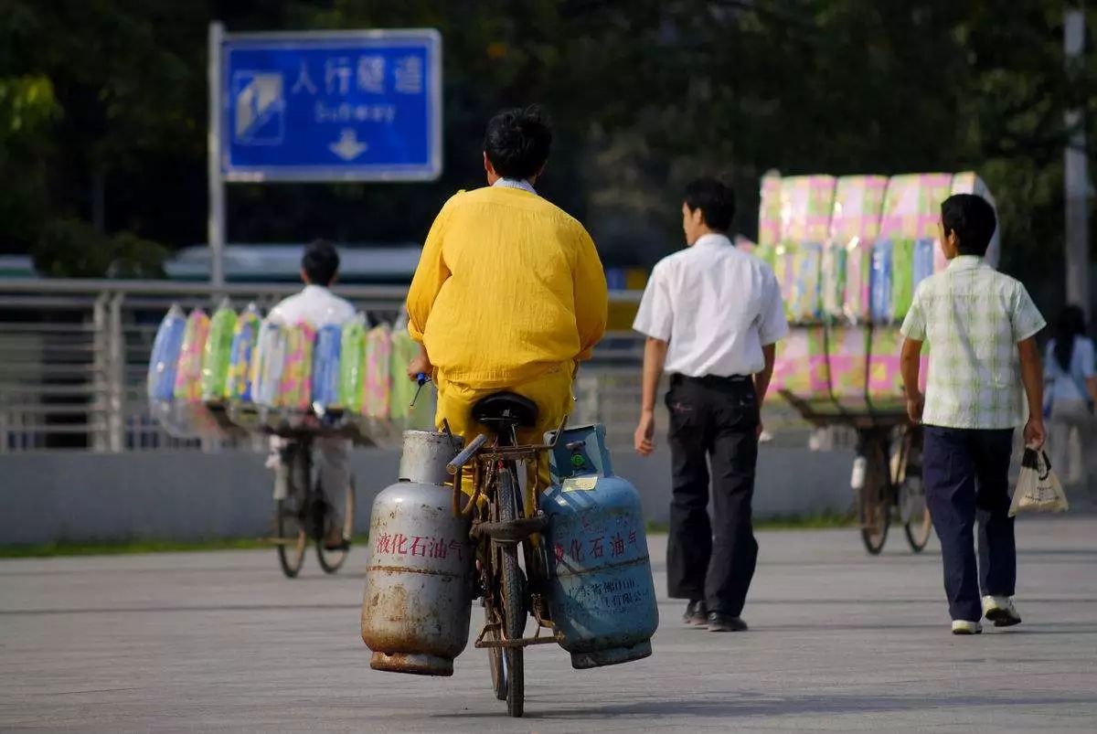 不是爸爸把煤气瓶架在自行车后座上去换……那个时候,那就是"送煤气