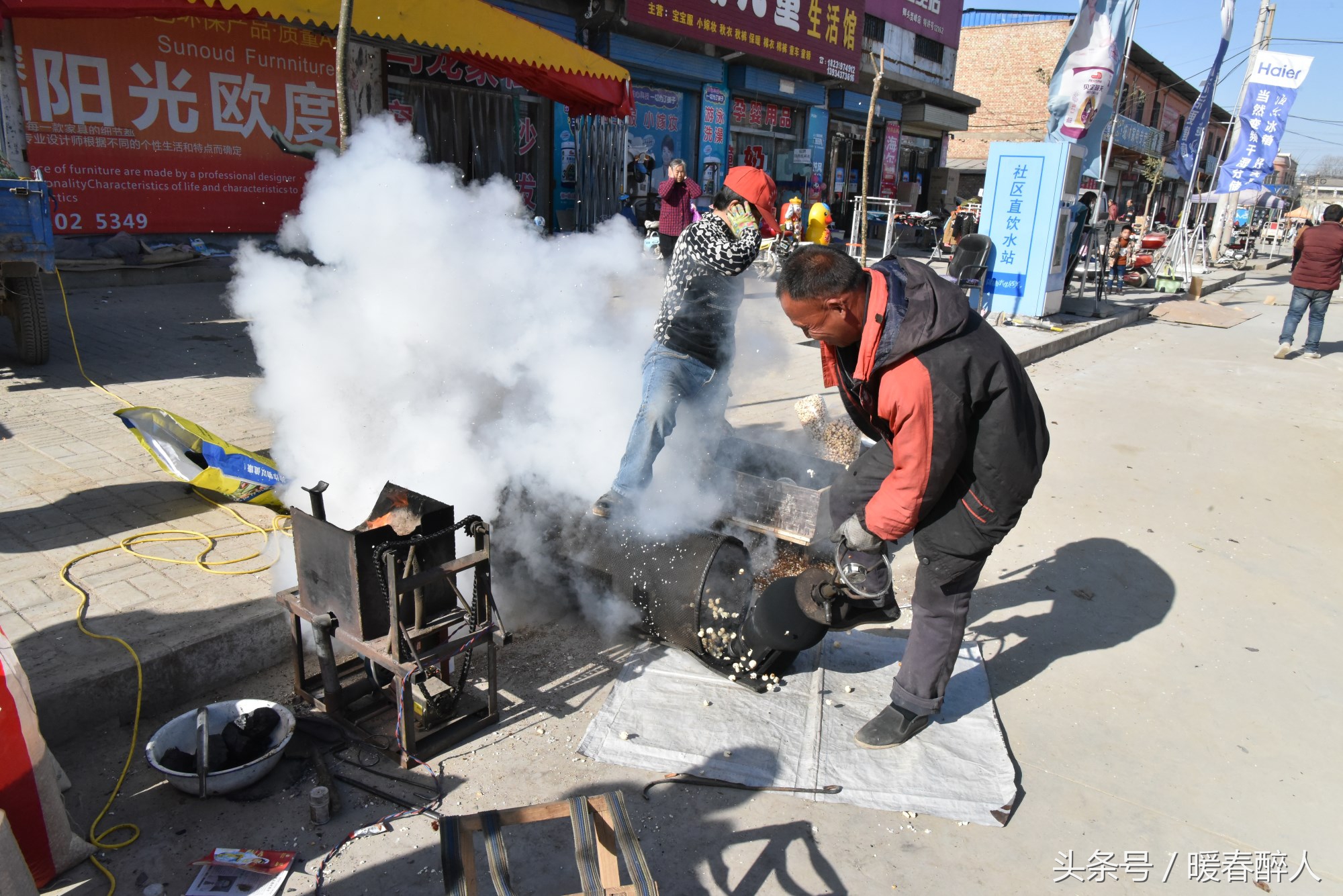 随着"砰"的一声闷响,香脆可口的一锅爆米花出锅了,空气中弥漫着一股