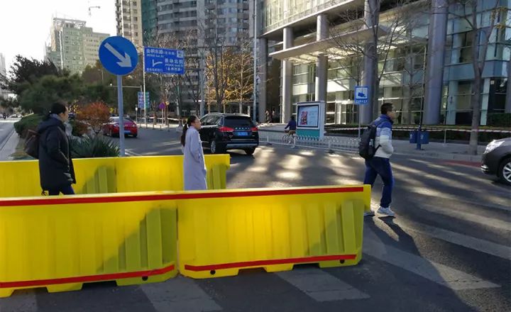 金桐东路二次过街安全岛实景图