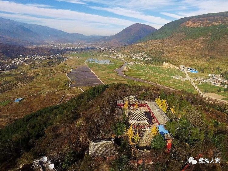 文化 正文 天皇寺建在活龙山的山顶上,远处看象一龙头,越西大河的山脚