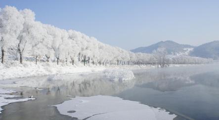 旅游 正文  名称:白山湖水上雾凇观赏带 地址:桦甸市区东35公里处