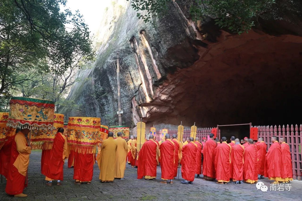 弋阳南岩寺水陆法会第1天,诵经礼忏,现场人山人海!