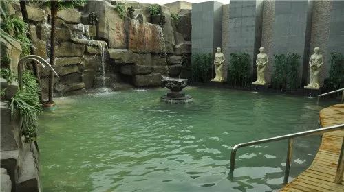 御泉湾温泉天然温泉门票可以免费享用:洗浴,游泳,室内外温泉,砭石