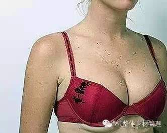 内衣压到乳头(2)