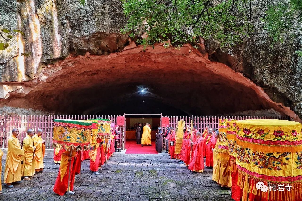 弋阳南岩寺水陆法会第1天诵经礼忏现场人山人海