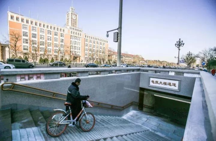 长安街两门(建国门至复兴门)之间及前门的27座人行过街地下通道中