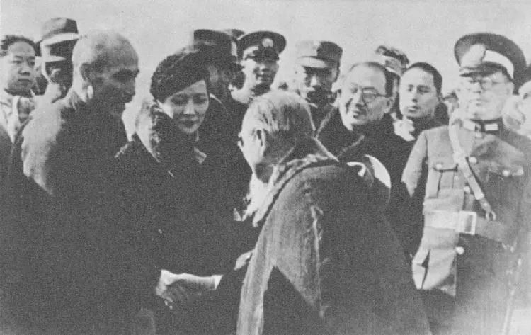 1936年12月,西安事变后,蒋介石和宋美龄返回南京,由国民政府主席林森