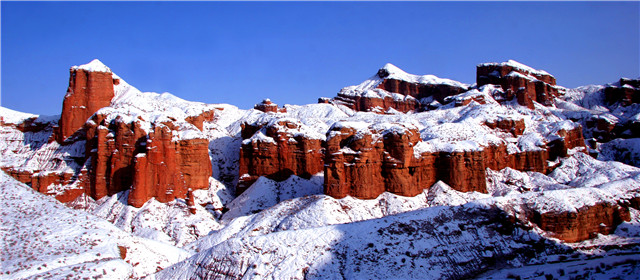 图为张掖冰沟丹霞雪景