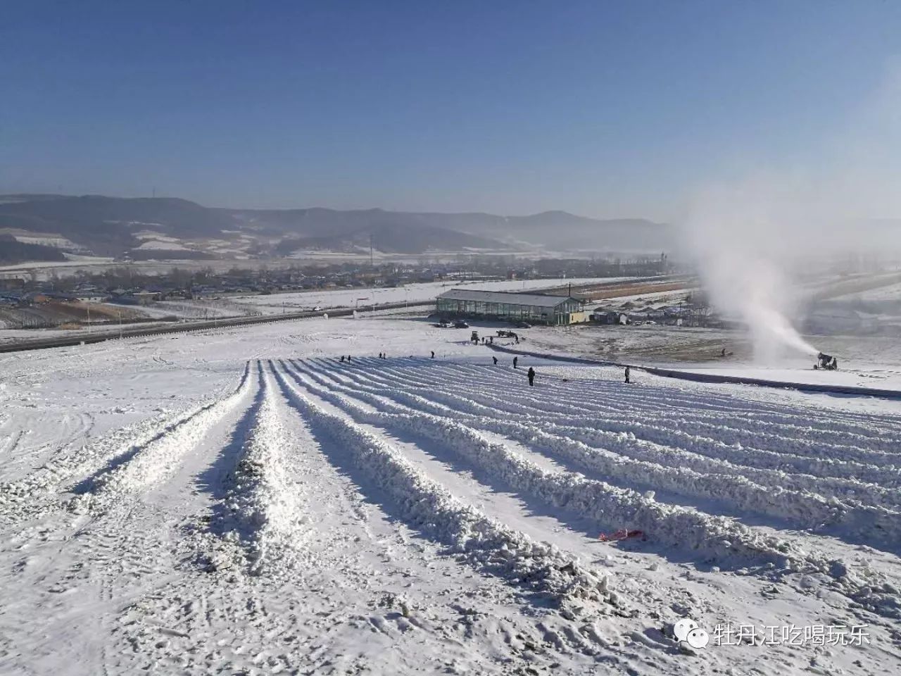 超人气滑雪场 好评不断,专业雪道, 雪道长度约500米媲美任何一个滑雪