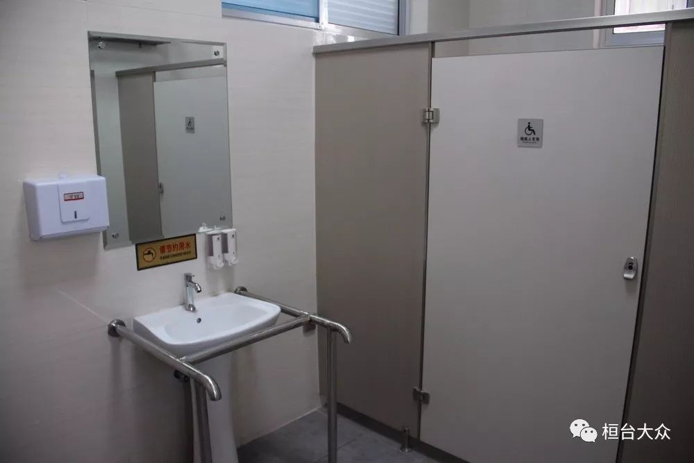设施齐全的残疾人专用厕所