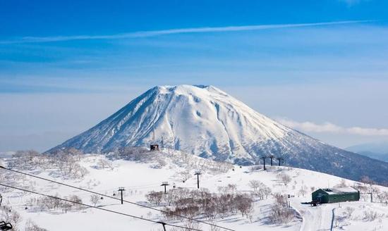 北海道的雪被称为"粉雪,雪质细腻绵密,在层层松软的"粉雪"中滑雪,能