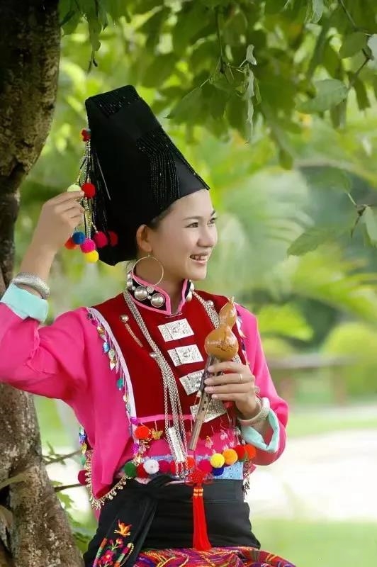 阿昌族妇女的头饰"屋摆—高包头