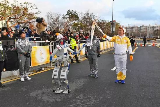 2018平昌冬奥会首次让人形机器人传递圣火