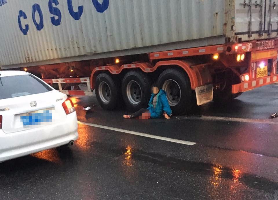 嘉兴某大道电瓶车撞上大货车!整条腿压没了!血肉