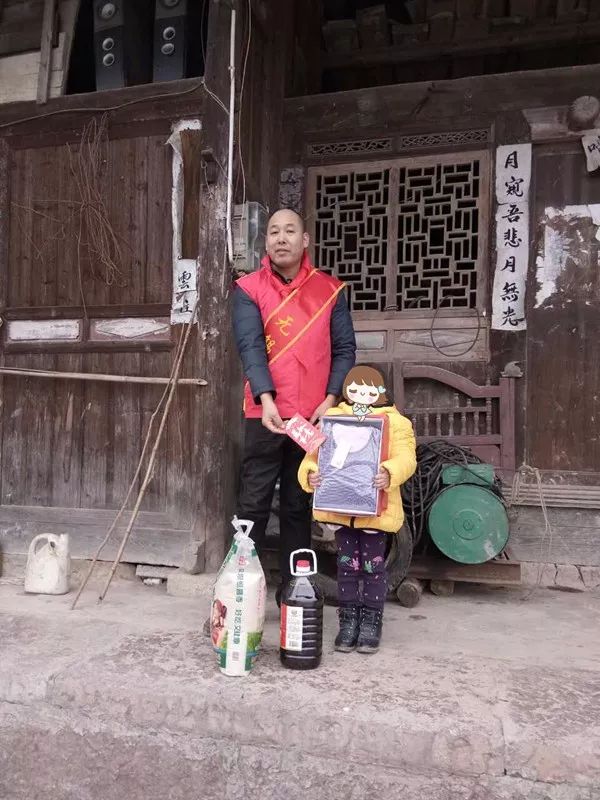 东港爱心人士走进贵州贫困山区一对一爱心助学