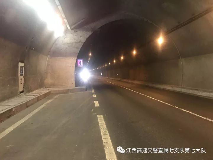 交警提示泉南高速公路铜锣山隧道内新增测速点公布