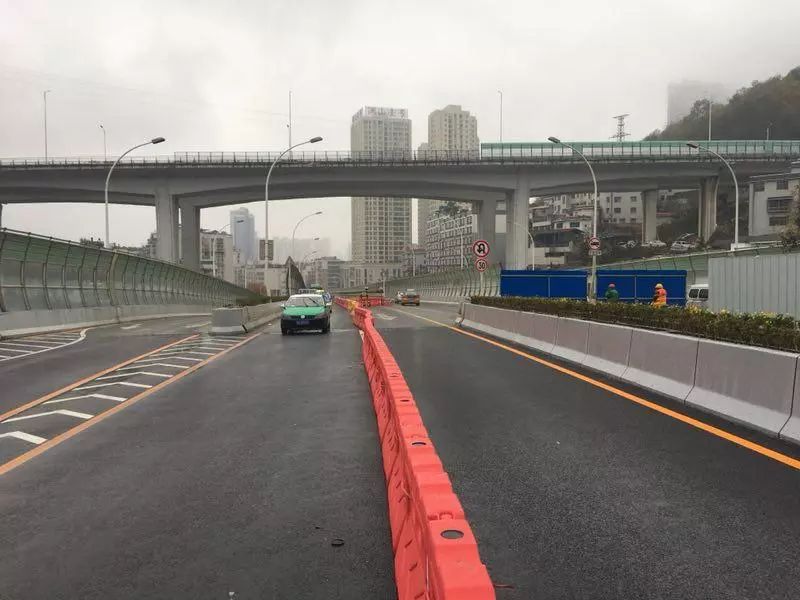 12月12日晚, 贵阳市机场路图云关隧道换边施工,机场路进城向下园林路