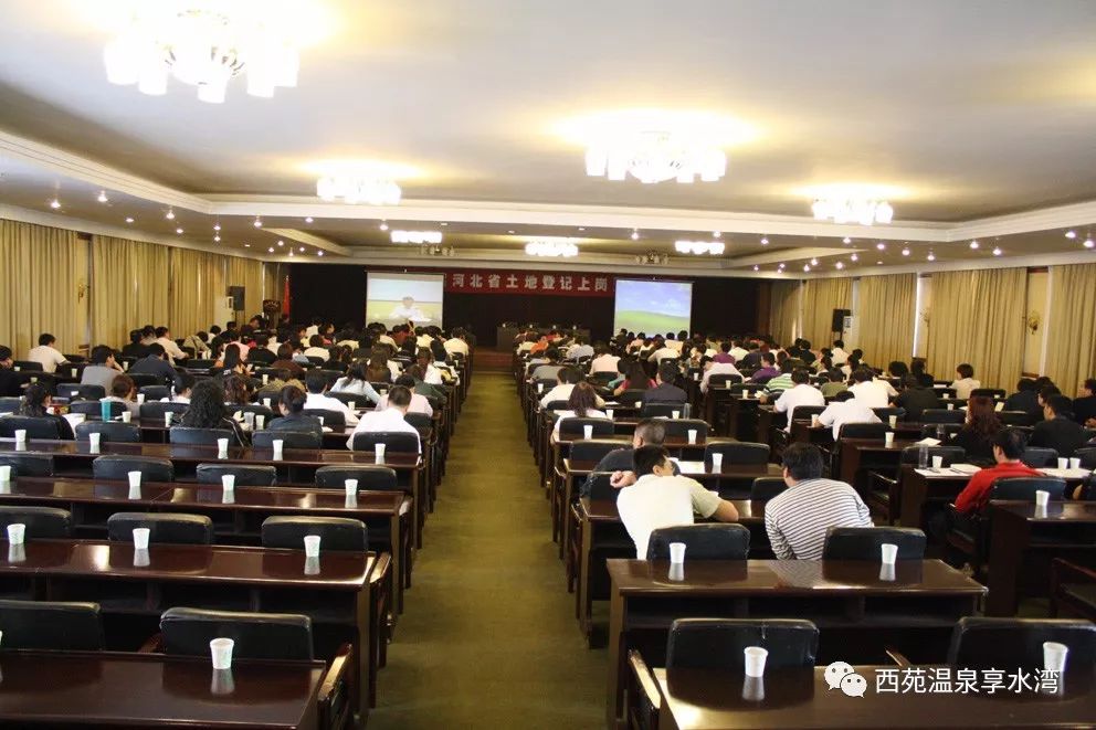 迎宾楼四楼可容纳100人的中型会议室 怡宾楼七楼会议室可容纳300人的