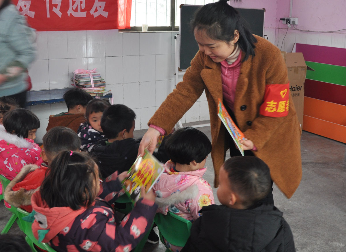 郑州经开区第一幼儿园组织教师志愿者赴新郑开