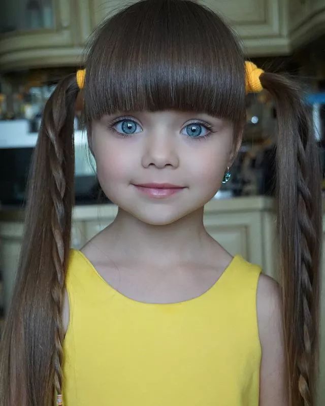 她来自俄罗斯,今年只有6岁 双瞳也如琉璃般通透澄澈 睫毛更是美到