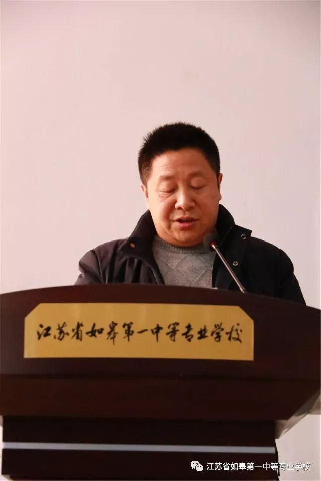 师蒋国颂和南通沪通建筑安装工程有限公司总经理丁先骏分别为服装和