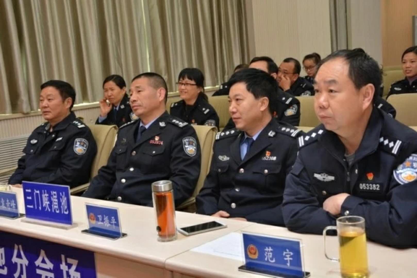 局长袁奇峰,政委卫振平,副局长周建华,范宇等领导及各部门负责人现场