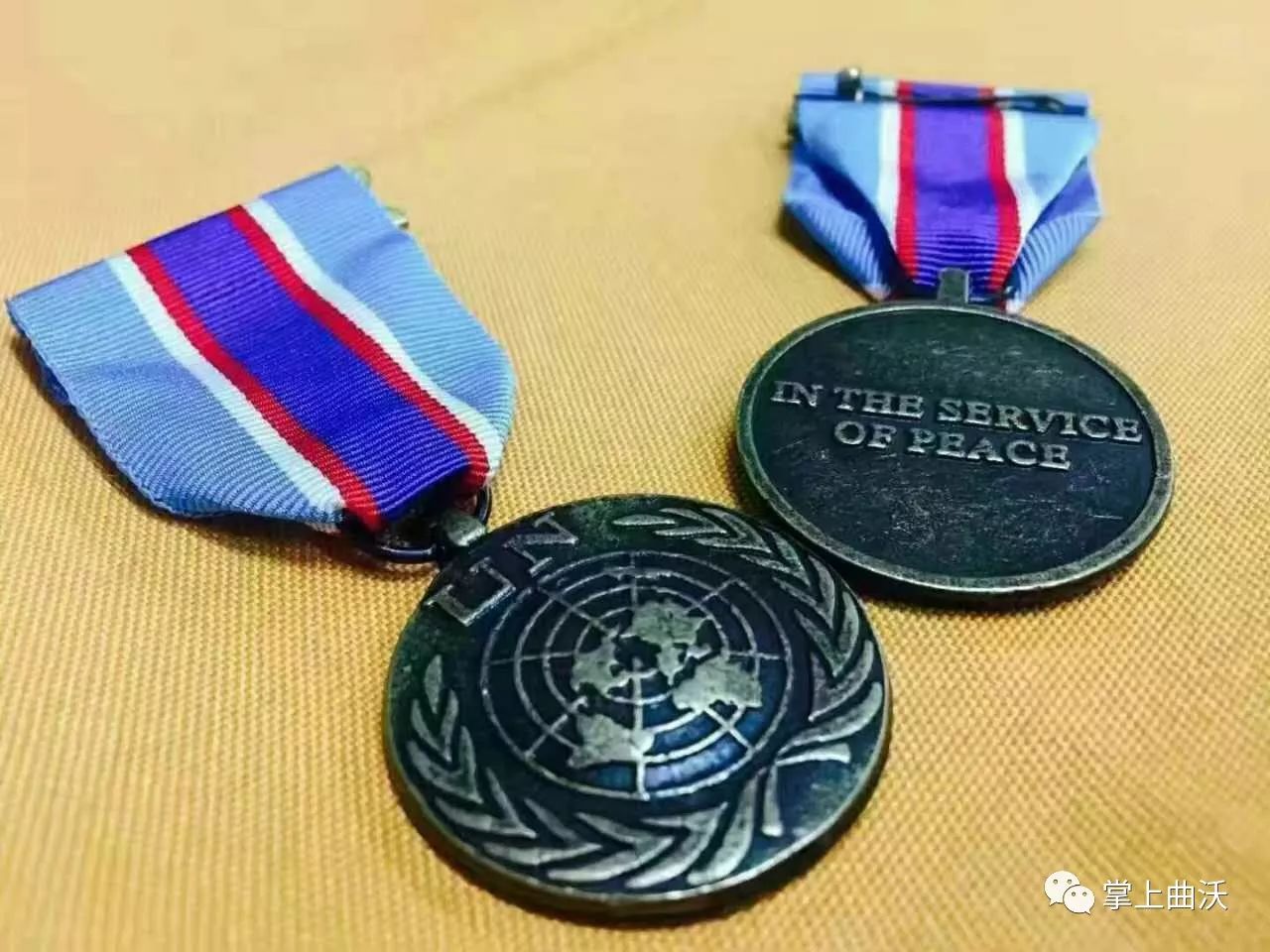 向中国第五支驻利比里亚维和警察防暴队全体队员授予联合国和平勋章