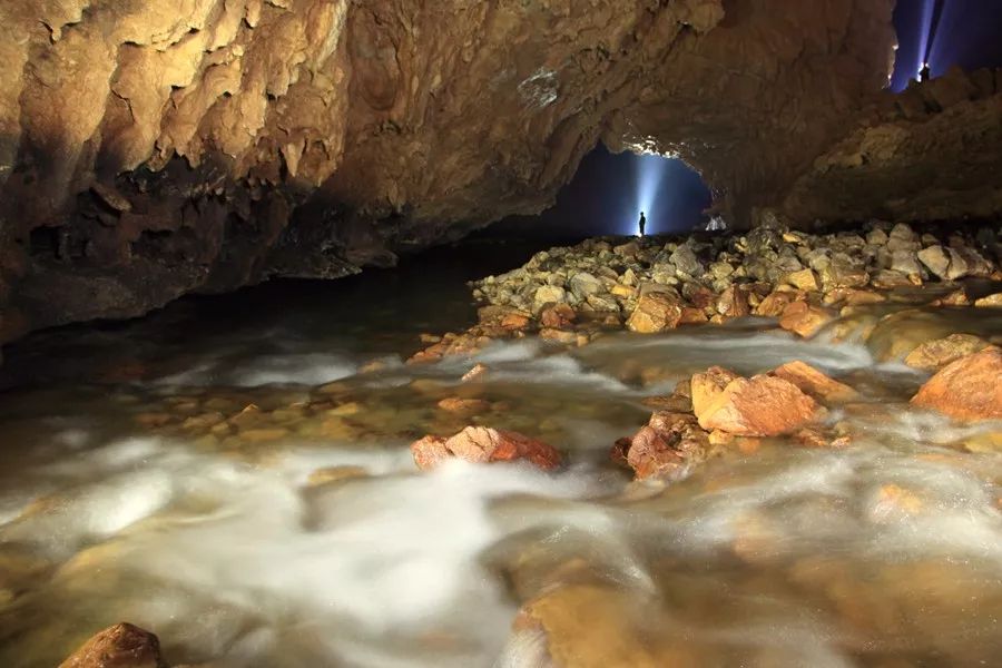 地下河经年累月流动,不断侵蚀地底可溶性碳酸岩层,久而久之便在地下