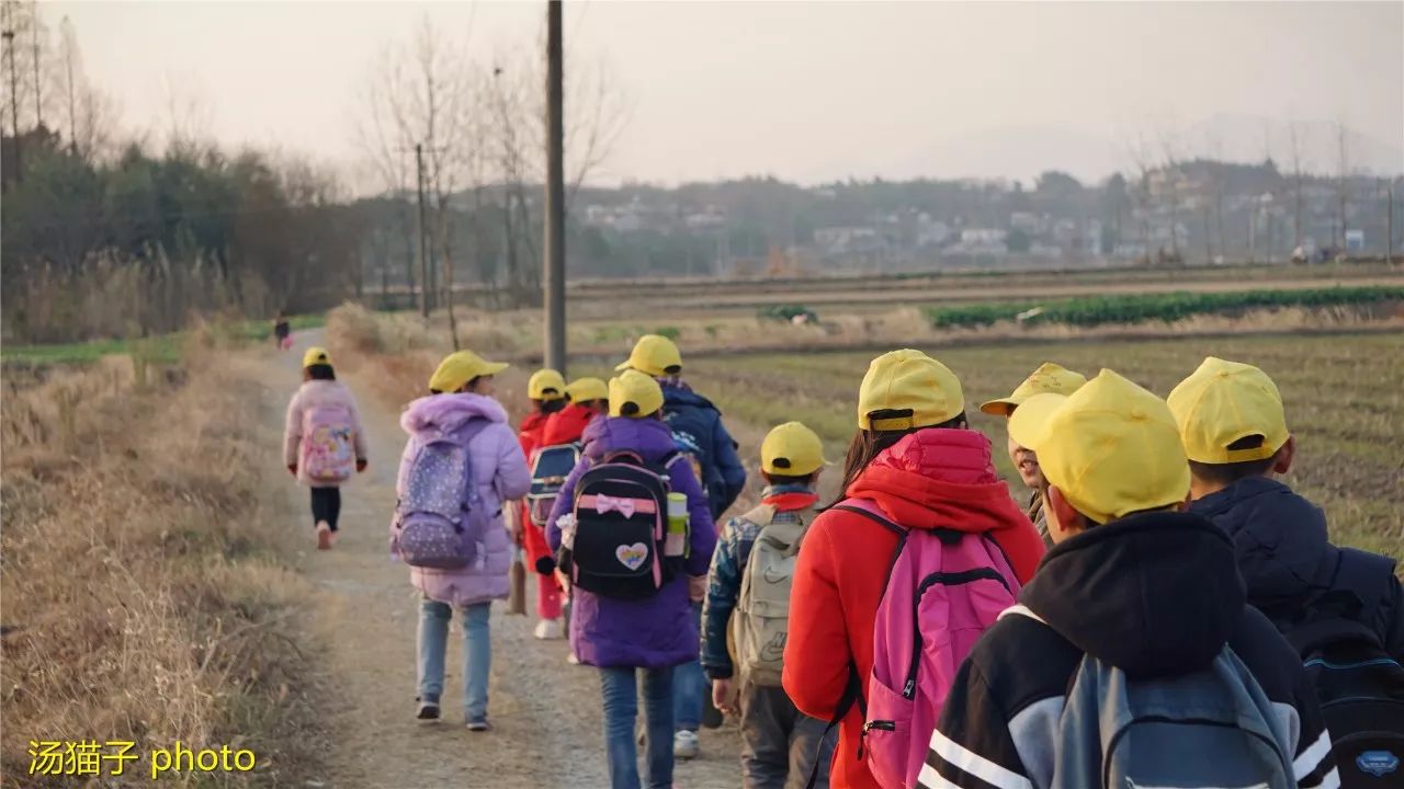 一组含山农村小孩子放学路上的照片.