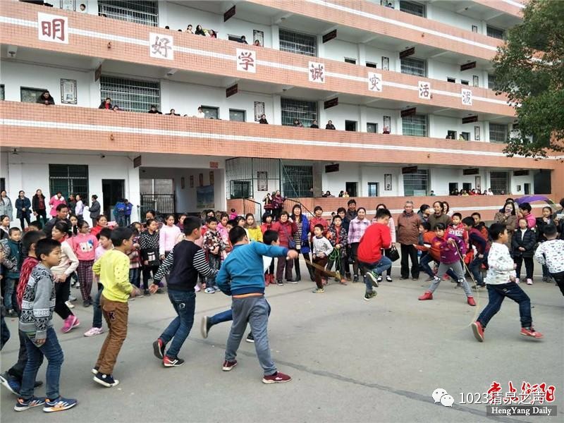 活力青春绽放校园,衡南县向阳镇中心小学举行跳绳,拔河比赛图片