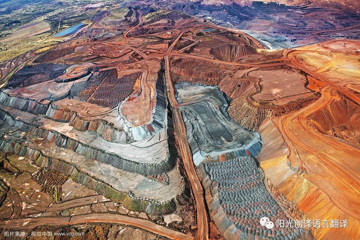 俯瞰百年铁矿矿坑 犹如巨人脚印 场面壮观震撼|铁矿|歪头山|矿坑_新浪新闻